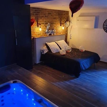 Chambre Romantique Avec Spa Privatif Ferriere-la-Grande Luaran gambar
