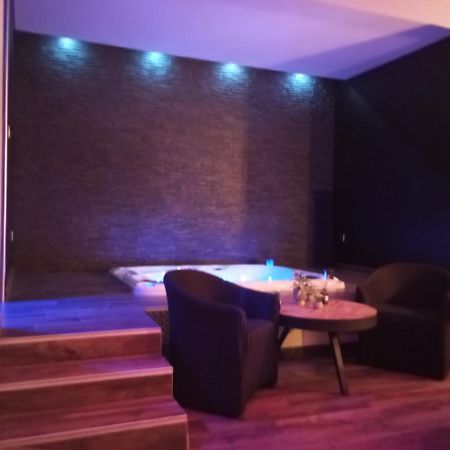 Chambre Romantique Avec Spa Privatif Ferriere-la-Grande Luaran gambar