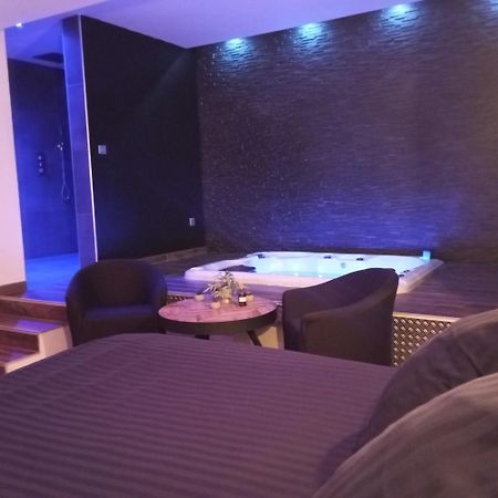 Chambre Romantique Avec Spa Privatif Ferriere-la-Grande Luaran gambar