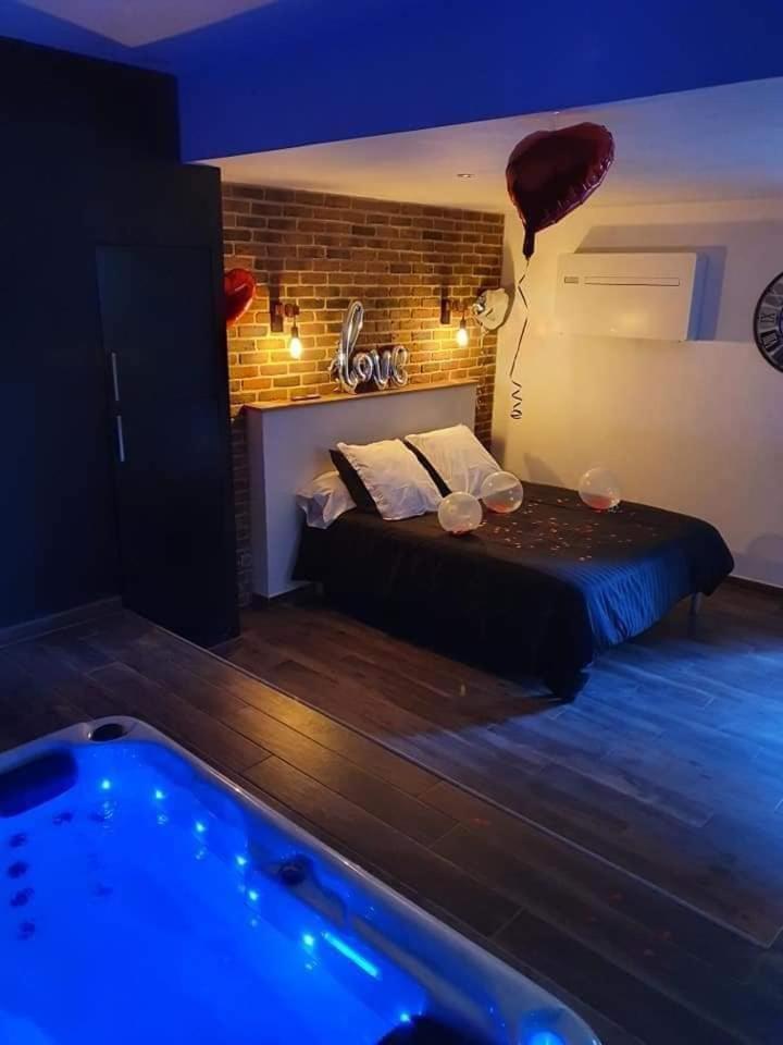 Chambre Romantique Avec Spa Privatif Ferriere-la-Grande Luaran gambar