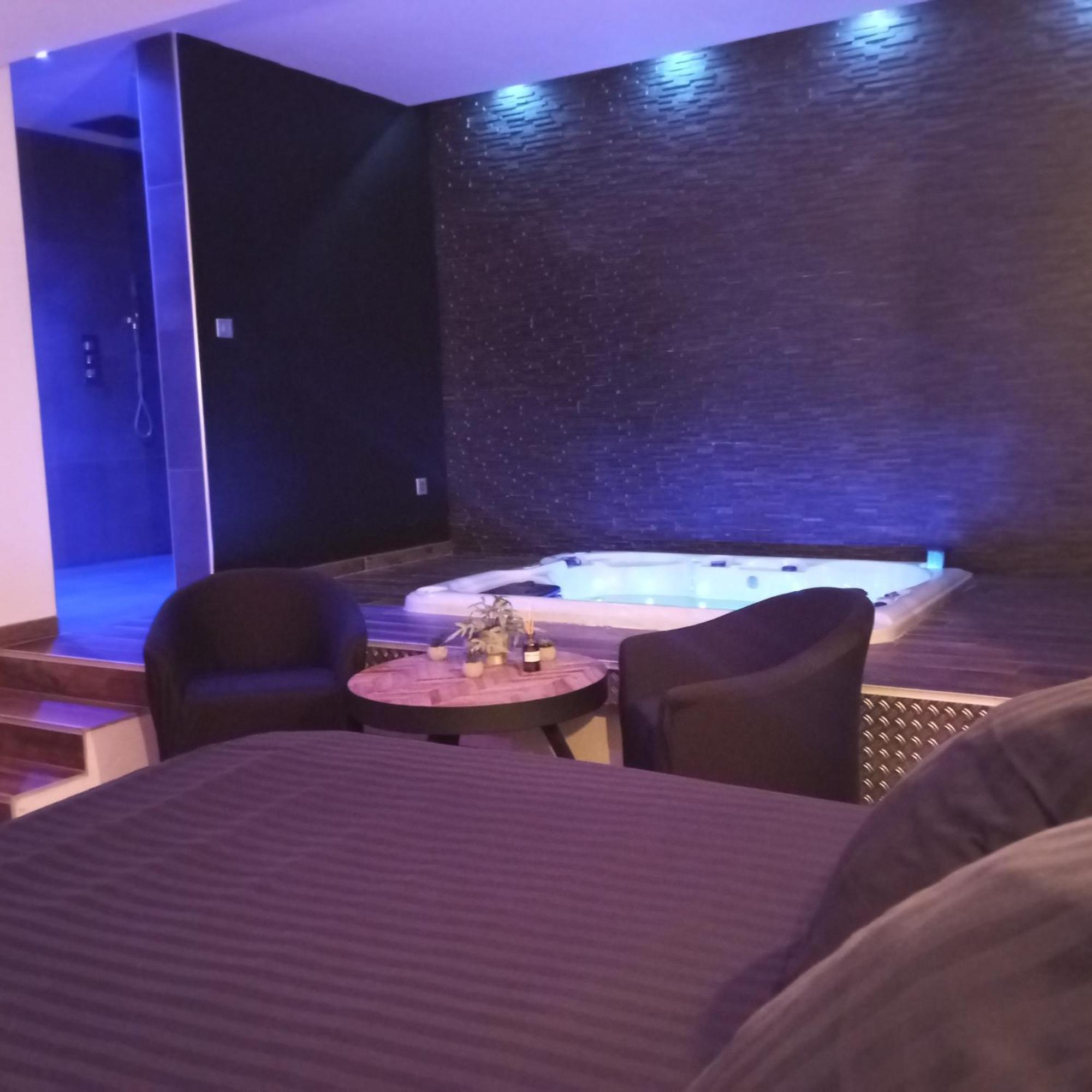 Chambre Romantique Avec Spa Privatif Ferriere-la-Grande Luaran gambar