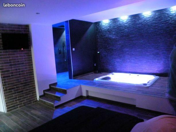 Chambre Romantique Avec Spa Privatif Ferriere-la-Grande Luaran gambar